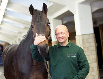 Professor Walter Brehm mit Pferd