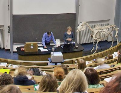 Blick von oben in einen mit Studentinnen der Veterinaärmedizin gefüllten Vorlesungssaal der Anatomie