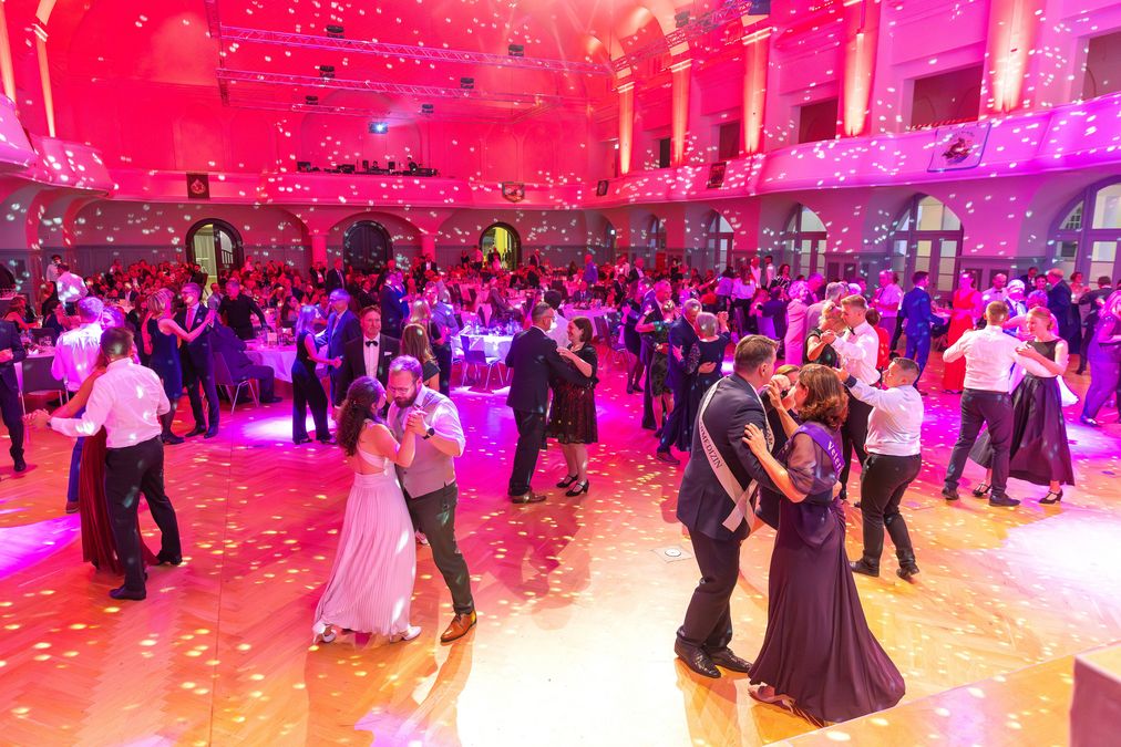 zur Vergrößerungsansicht des Bildes: mehrere tanzende Paare auf einer Tanzfläche in der festlich beleuchteten Kongresshalle