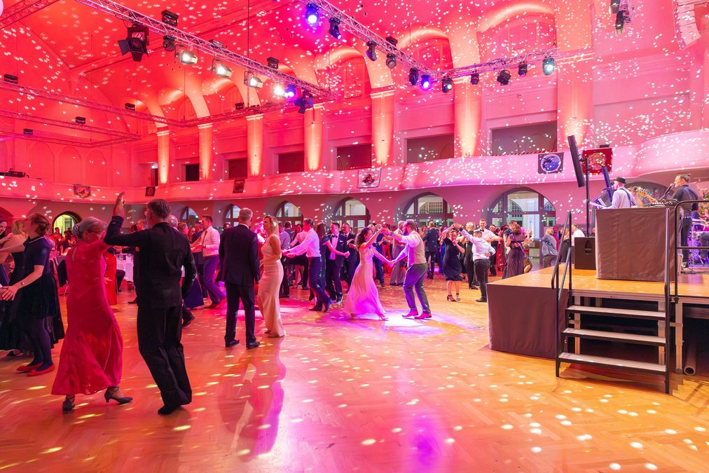 zur Vergrößerungsansicht des Bildes: Farbige Abbildungen eines Ballsaales in dem mehrere Paare tanzen