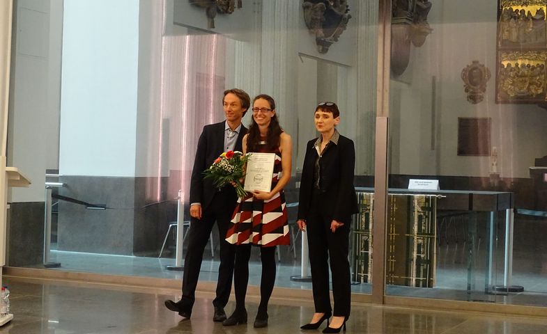 Presentation of the Willhelm Ellenberger Prize for the best dissertation at the Faculty of Veterinary Medicine in 2023 to Dr. Sophie Öhlmann on 21 June 2024 in the Paulinum for her work on “Interaction of Streptococcus suis with blood immune cells: Influence of the complement system and modification of lipoteichoic acids”, photo: Janet Reichenbach