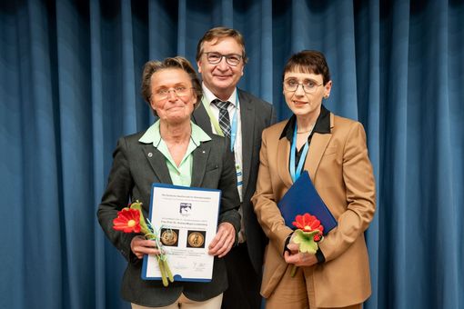 Frau Prof. Dr. Michaele Alef (rechts) wird mit der Richard-Völker-Medaille der Deutschen Gesellschaft für Kleintiermedizin geehrt, Foto: DGK-DVG