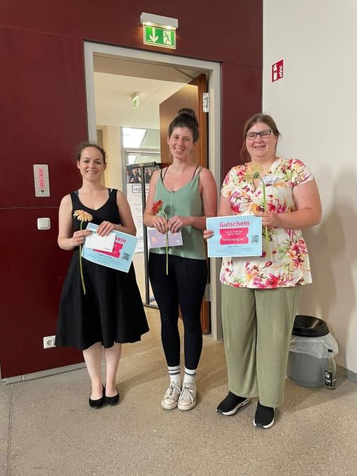 zur Vergrößerungsansicht des Bildes: Gewinner des besten Posters: 1. Platz: Janet Held (links), 2. Platz: Magdalena Schollmeyer (Mitte), 3. Platz: Marie Weinberger (hier in Vertretung), Foto: Josepha Hallbauer